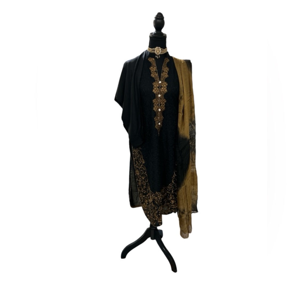 Pakistani Indian shalwar kameez kurta suit